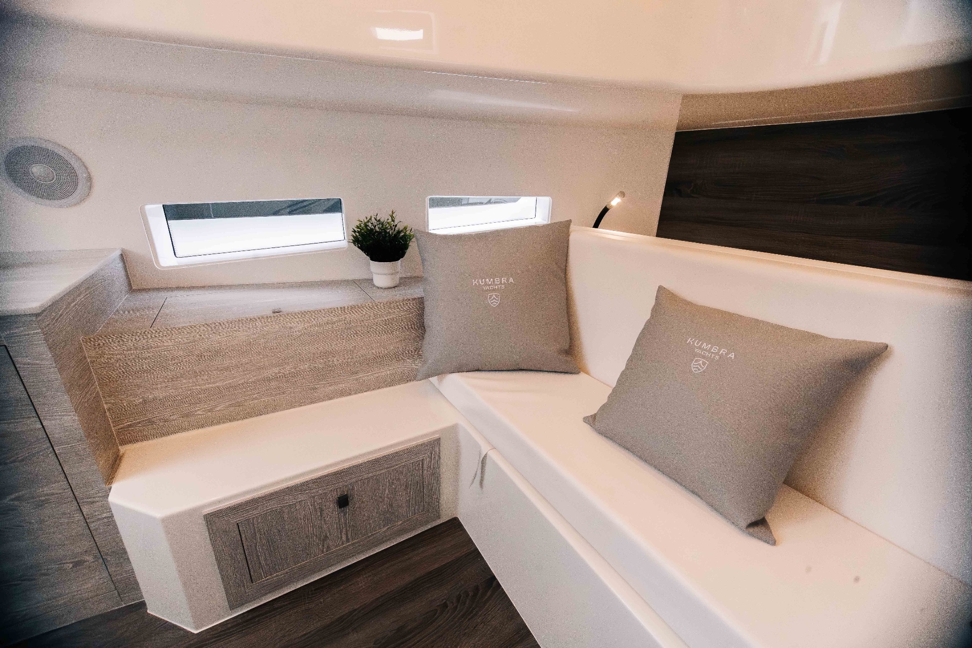 Sofá cabina con cojines