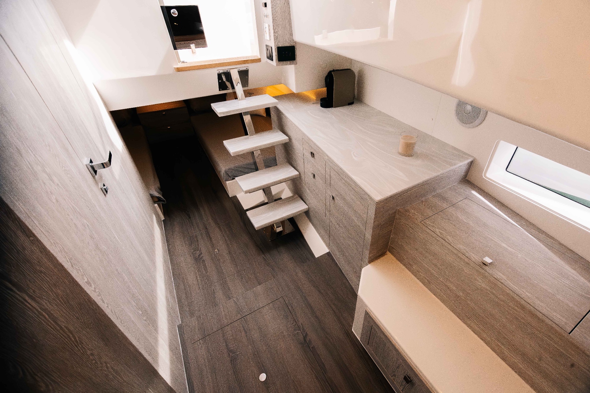 Escalera y cocina interior