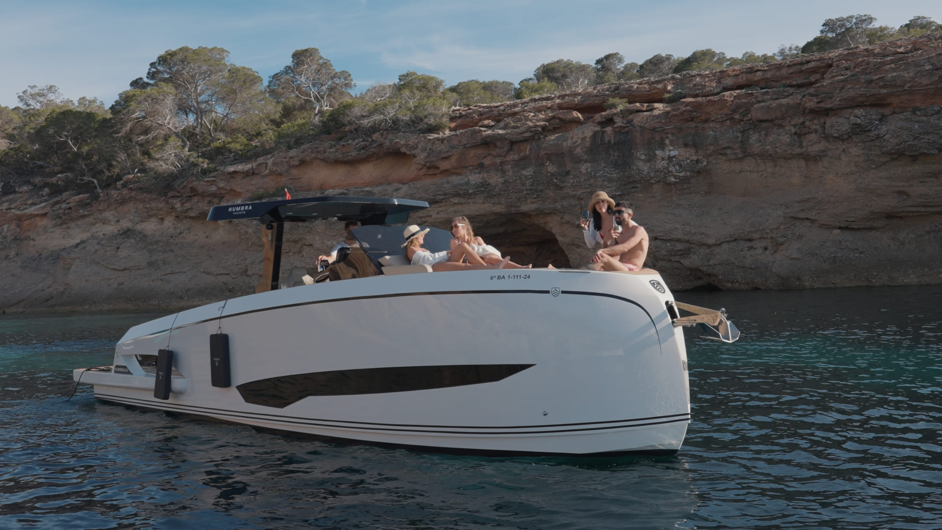 Kumbra 34 fondeada en cala